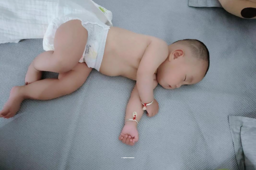 余江三个月宝宝抬头不稳